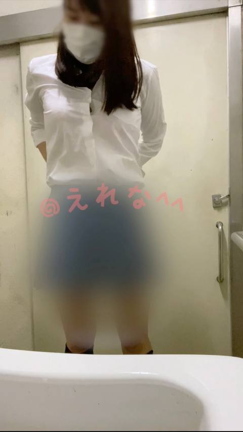 〈自撮り〉@3**@　夜の公園の多目的トイレでディルドオナニー、そして扉を全開にして外に向かってガニ股でディルドオナニーしちゃいました、、