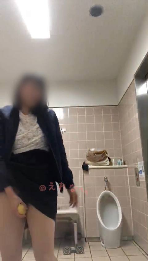 〈自撮り〉@2**@　友達たちがたくさんいる施設のトイレでバナナ使って変態オナニーしちゃいました、、トイレの外の友達たちの声がリアルに聞こえます、、