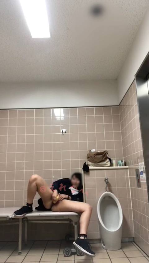 〈自撮り〉@2**@　友達たちがたくさんいる施設のトイレでバナナ使って変態オナニーしちゃいました、、トイレの外の友達たちの声がリアルに聞こえます、、