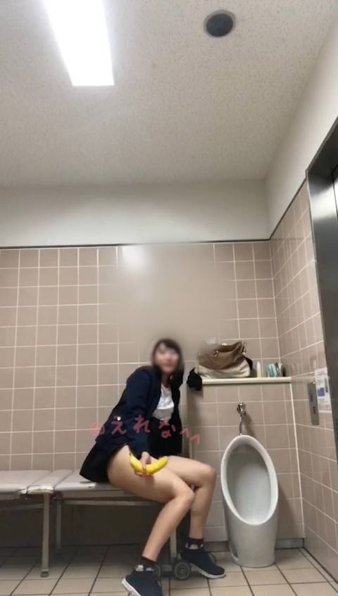 〈自撮り〉@2**@　友達たちがたくさんいる施設のトイレでバナナ使って変態オナニーしちゃいました、、トイレの外の友達たちの声がリアルに聞こえます、、