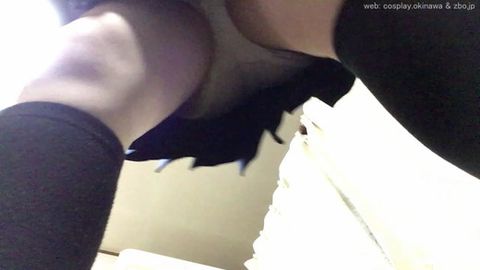 【自撮りカメラde投稿動画】新人モデルが昔に戻って制服着替えがヤバい（下から）