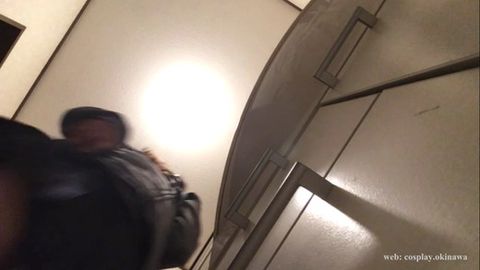 *が制服で歯磨きしているところのパンチラ