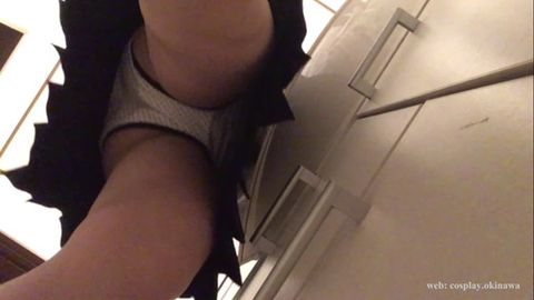 *が制服で歯磨きしているところのパンチラ