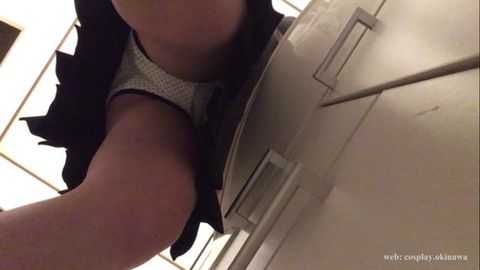 *が制服で歯磨きしているところのパンチラ
