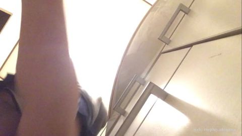*が制服で歯磨きしているところのパンチラ