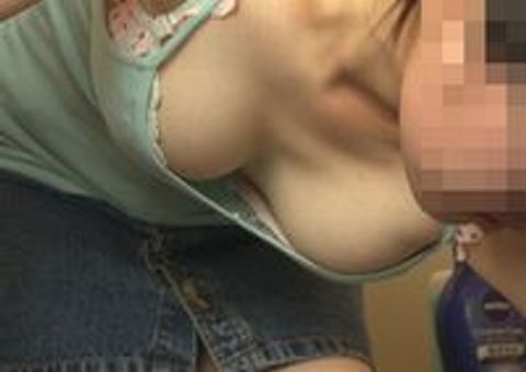 巨乳*の揺れるおっぱい　谷間観察