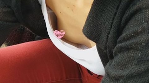 バイト先のコを胸チラ****　乳首ばっちり