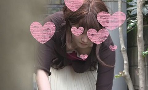 そんな前かがみだと見えちゃうですよ♪　胸ちら