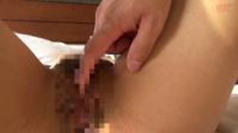温泉地でついつい股がユルくなっちゃった人妻さんたち-01