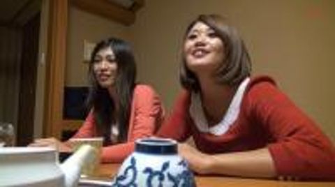 温泉地でついつい股がユルくなっちゃった人妻さんたち-11