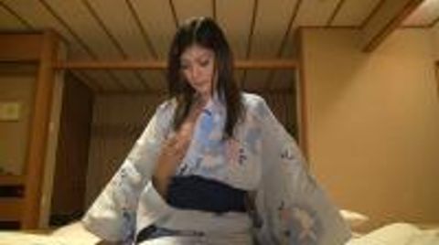 温泉地でついつい股がユルくなっちゃった人妻さんたち-11
