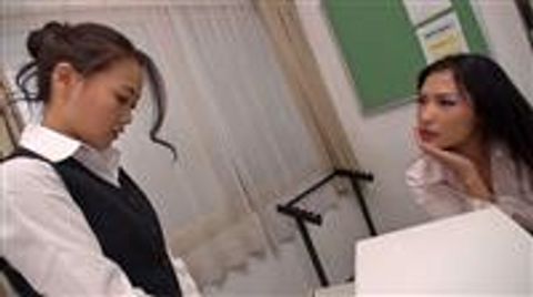 高圧的な女上司が部下のレズを怒らせ、無様に***る！