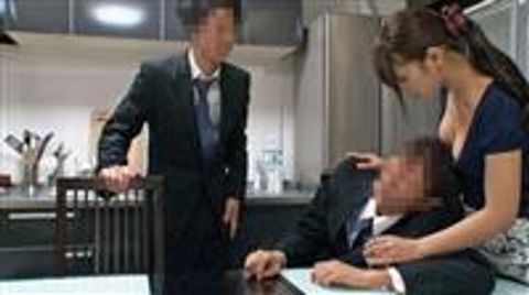 酔いつぶれてる旦那の横で部下に寝取られる巨乳人妻
