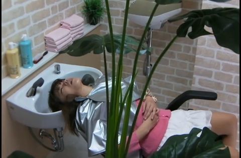 美容院でシャンプー待ちをしている女性客のパンチラ**　SNS-533