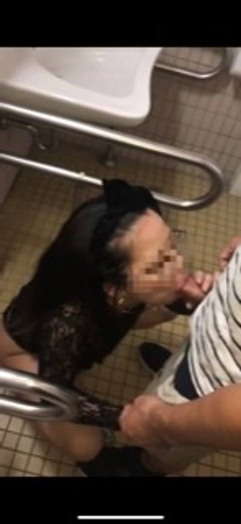 【旦那を忘れて公衆トイレで他人棒を貪る②】ベロキスで寝取られフェラで舌上射精　無料口内便器　NTR  顔射　個人撮影　素人　不倫　公衆便所　露出