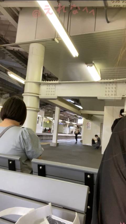〈Ⓙ〇自撮り〉@3**@　駅のホームのベンチでいろんな人がいる中、遠隔ローターをパンツの中に仕込んでオナニーしました、、