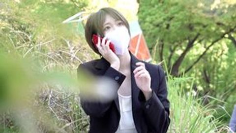 【休憩中のOL】パンツ見えてますよ！？谷間も…【街撮り】
