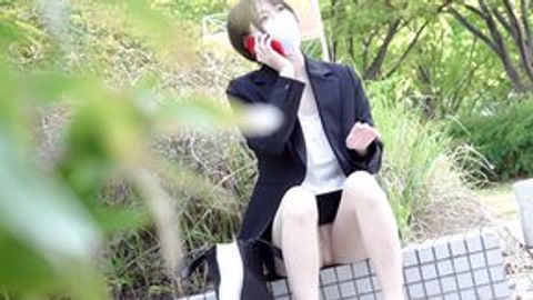【休憩中のOL】パンツ見えてますよ！？谷間も…【街撮り】