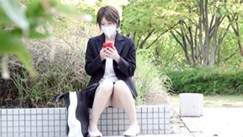 【休憩中のOL】パンツ見えてますよ！？谷間も…【街撮り】
