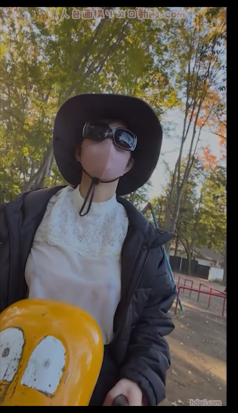 透けた乳輪を見て！野外露出でAV女優みたいに大胆に女体をネットに晒す
