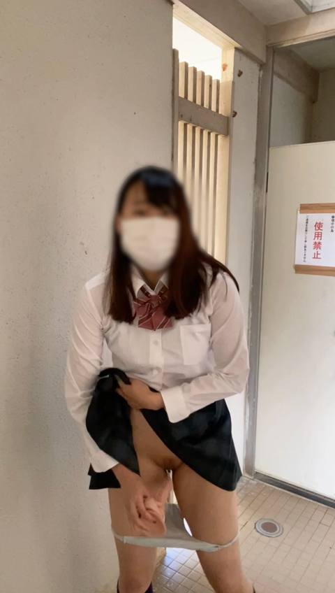 〈Ⓙ〇自撮り〉@3**@　公衆トイレの洗面台の所は男*トイレが丸見えで、誰か来たら見られちゃうところでパンツを膝まで下ろしてディルドオナニーしました、、最後男の人が来てびっくりして個室に逃げました、、