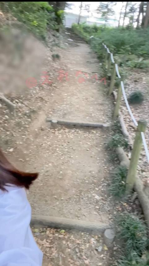 〈Ⓙ〇自撮り〉@3**@まだまだ明るい中、山道のようなところでいつ人が来るかわからない状態でディルド使ってオナニーしちゃいました、、