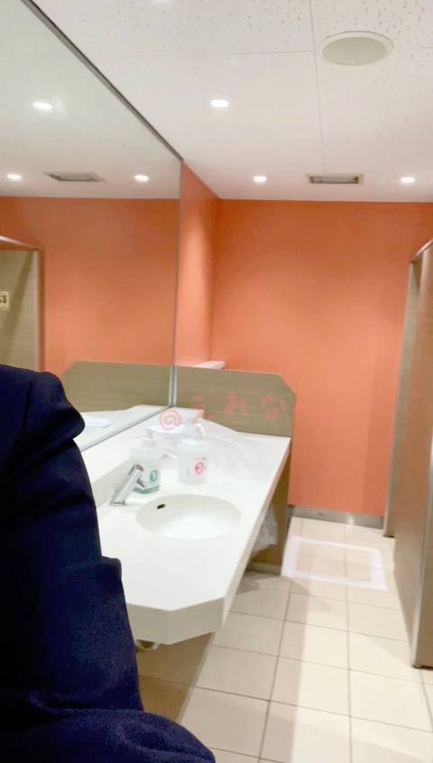 〈**自撮り〉@3**@　スーパーのトイレで人が来ないのをいいことにトイレを出てトイレの外でディルドオナニー、、途中人が来て慌ててトイレに入ってまた続きのオナニーをしちゃいました、、