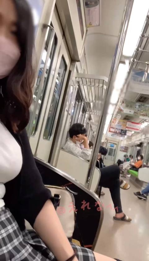 〈素人自撮り〉大学1**！電車のホームでスカートめくってディルドオナニー、、ブラも露出して乳首つねりました、電車がホームに来てもまだオナニー続けちゃいました、、最後正面に人が来てパニック！
