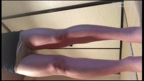 本棚前にカメラを仕掛けて撮った*のパンチラ動画②（下着）