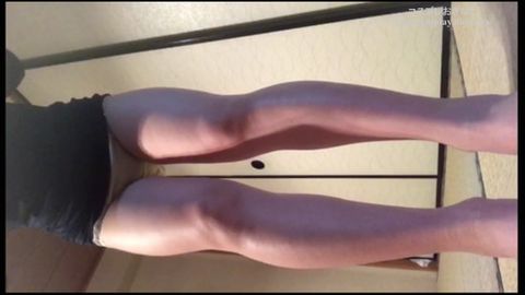 本棚前にカメラを仕掛けて撮った*のパンチラ動画②（下着）