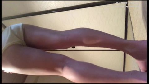 本棚前にカメラを仕掛けて撮った*のパンチラ動画②（下着）