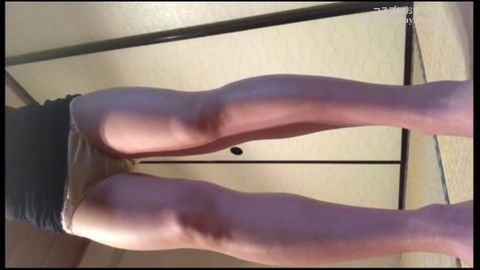 本棚前にカメラを仕掛けて撮った*のパンチラ動画②（下着）