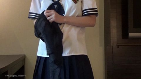 セーラー服で黒いパンストを履くところを横からと真下から（ナプキン付パンティ） [フルHD]