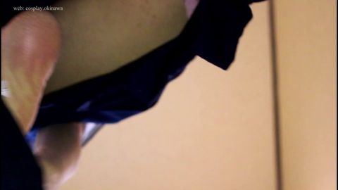 セーラー服で黒いパンストを履くところを横からと真下から（ナプキン付パンティ） [フルHD]