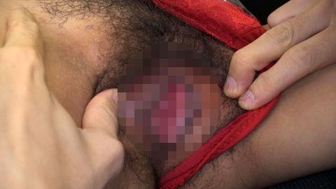 オフィスのデスクの下からいきなりマンコに吸い付かれ抵抗するも、パンストを破かれ激しいクンニが気持ちよすぎてイクまで舐めさせる美人OL  水嶋さやか