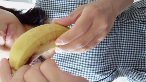 おばちゃん（熟女）スレンダー美女の『バナナにフェラチオ』【唇・口・舌・歯・よだれ・唾・咀嚼フェチ】