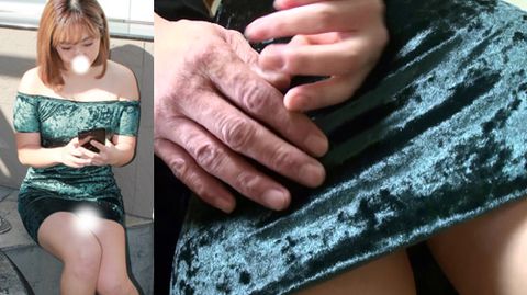 【***マニア個撮】エロい服着たお*さんが激しい指マンにマン汁を溢れさせ…