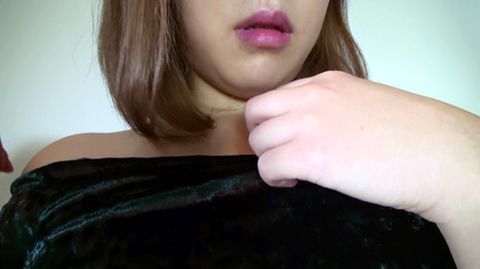 【***マニア個撮】エロい服着たお*さんが激しい指マンにマン汁を溢れさせ…