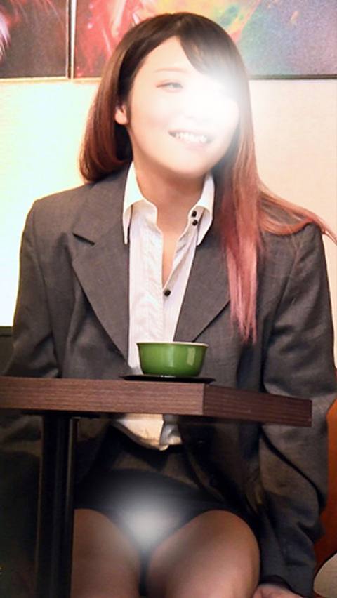 スーツ美人のパンチラ　採用狙って見せてる！？