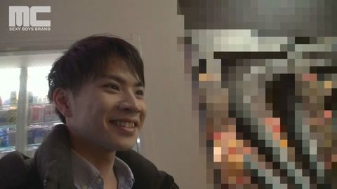 【ハッテン屋外プレイ】プリクラ機内でスリル満点！主観フェラ！