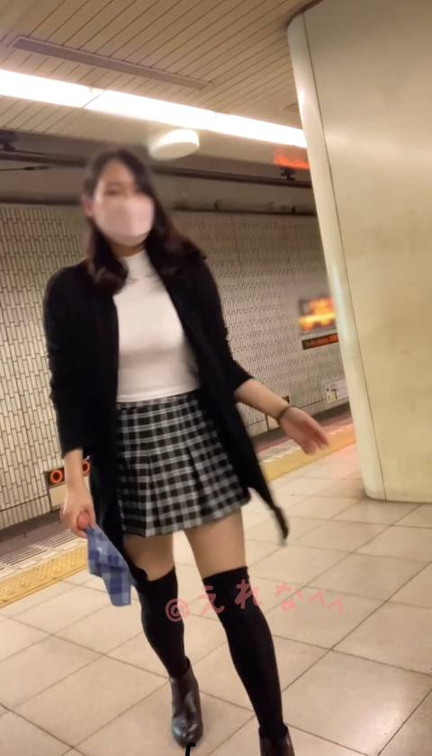 〈素人自撮り〉大学1**！電車のホームでスカートめくってディルドオナニー、、ブラも露出して乳首つねりました、電車がホームに来てもまだオナニー続けちゃいました、、最後正面に人が来てパニック！