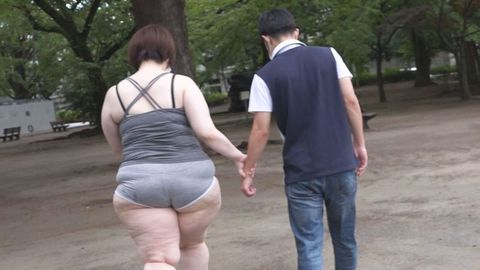 巷で噂の痴女は男を漁りに街を徘徊する爆乳お化け尻セルライト☆ホットパンツ未亡人 とわこ(35歳)