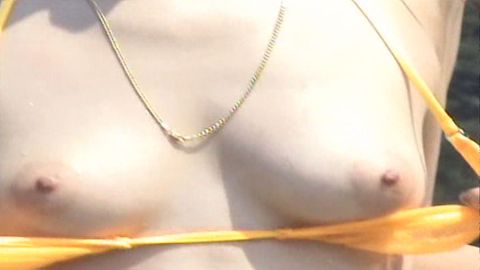【野外露出】海で！観光地で！露出するＪＤダンサーギャル！おっぱいポ**に意外とビビってる!?