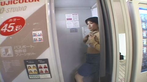 【野外露出】駅のホームでバイブ突っ込んで感じまくるドスケベな熟女妻！ドヘンタイ完成です！！