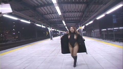 【野外露出】駅のホームでＴバック尻とくい込みマ○コ＆アナル見せつけ露出！街でオッパイぽろん！