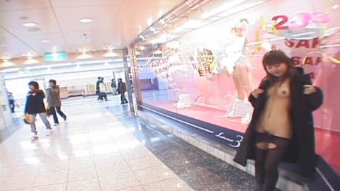 【野外露出】ゲーセンで真っ裸でゲーム！ヤバ過ぎる露出プレイ！ナンパしたサラリーマンのチンポをパクッってしちゃうんです！！