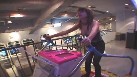 【野外露出】ゲーセンで真っ裸でゲーム！ヤバ過ぎる露出プレイ！ナンパしたサラリーマンのチンポをパクッってしちゃうんです！！