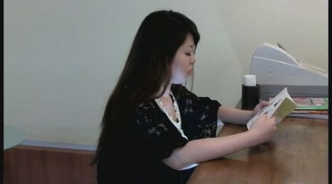 おしゃれカフェにまさかの****！股間からパンティー丸見え気付いていない！　05