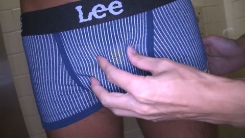 競パン跡クッキリの水泳部のザーメンが激飛び！公衆便所ハッテンSEX！