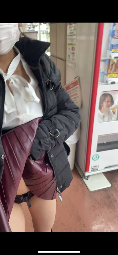 【人妻素人　共用トイレでアナルオナニー】アナルプラグ挿入のままミニスカで旦那とお買い物　ご主人様へご報告の動画撮影　スマホ撮影